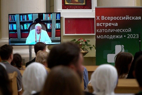 Mladi ruski katoličani sejejo semena sprave